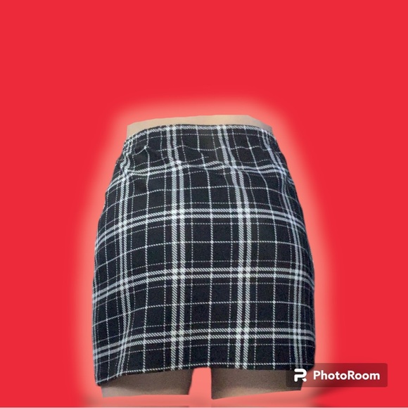Small black and white plaid skater style mini skirt - Picture 3 of 4